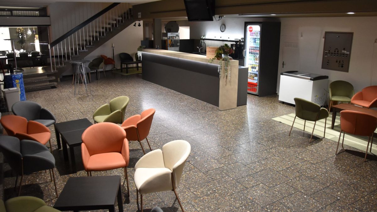 Foyer im Cinema Claudia mit gemütlichen Sesseln