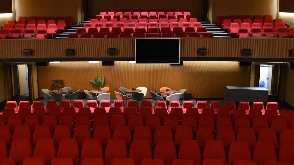 Frontalansicht der Gallerie des Kino Claudia Kloten mit roten Sesseln